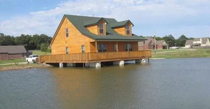 Homem cria a própria lagoa e constrói casa sobre ela para poder pescar de dentro da sua sala