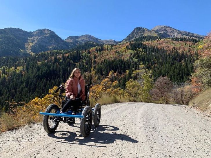 contioutra.com - Marido projeta uma cadeira de rodas off-road para sua esposa andar por onde quiser. Amor aventureiro!