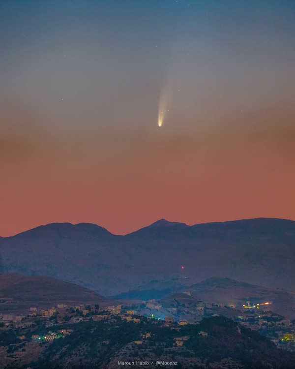 contioutra.com - Cometa que se aproxima da Terra pode ser visto a olho nu e é fotografado no céu do Líbano