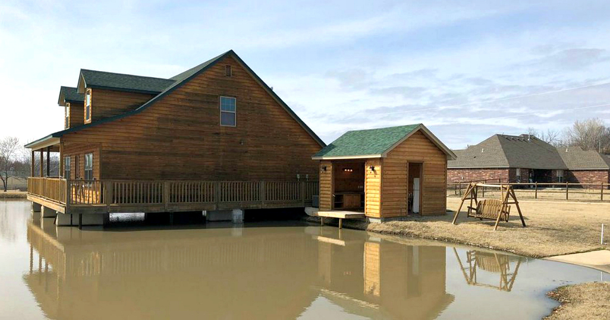 contioutra.com - Homem cria a própria lagoa e constrói casa sobre ela para poder pescar de dentro da sua sala