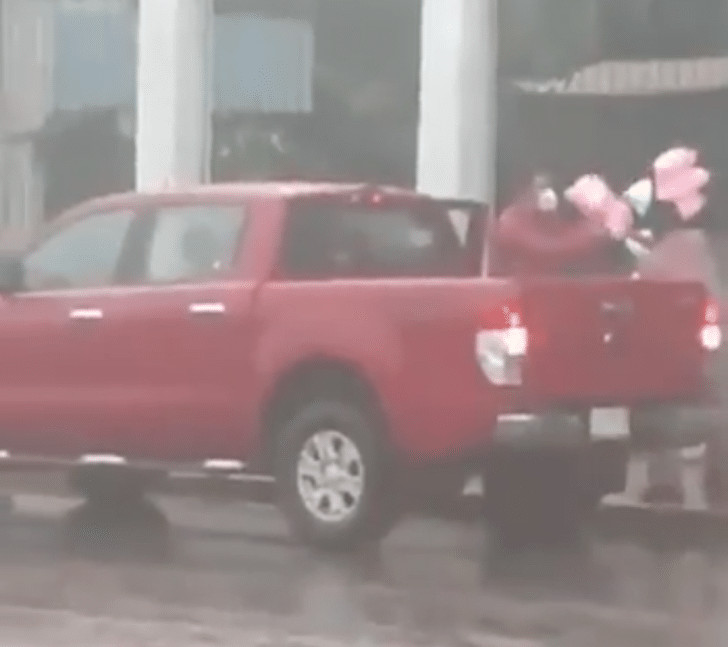contioutra.com - Homem compra todo o algod&atilde;o doce de velhinho que trabalhava no meio da chuva