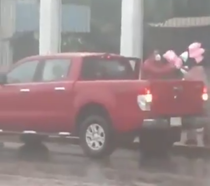 contioutra.com - Homem compra todo o algodão doce de velhinho que trabalhava no meio da chuva