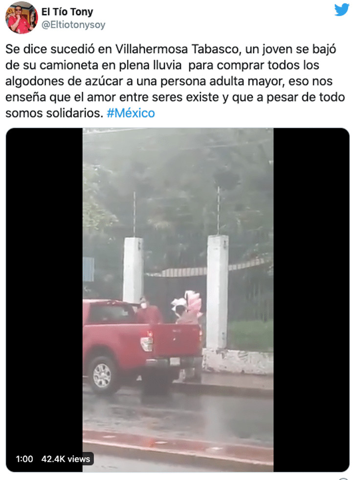 contioutra.com - Homem compra todo o algod&atilde;o doce de velhinho que trabalhava no meio da chuva