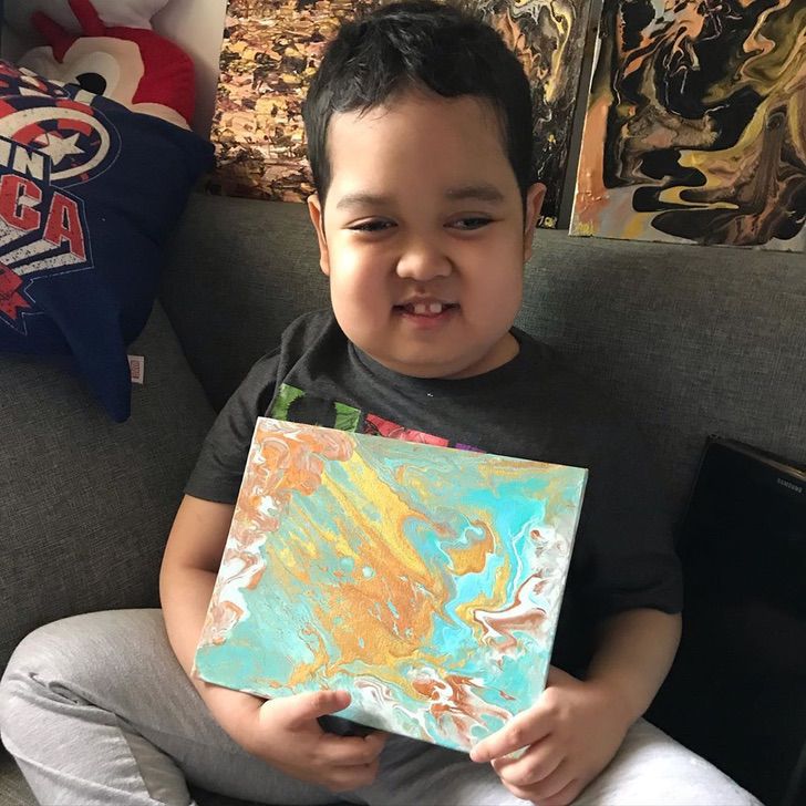 contioutra.com - Conheça esse garotinho que luta contra o câncer e faz pinturas originais para ajudar hospitais