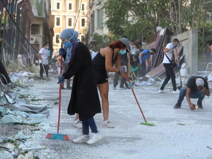 contioutra.com - Jovens do Líbano saem às ruas para limpar e reconstruir Beirute; confira fotos.