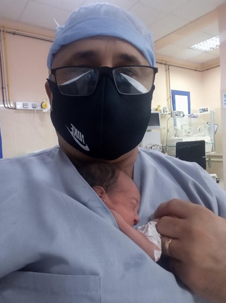 contioutra.com - Herói do dia: Enfermeiro cubano salva bebê usando método da "mãe canguru"
