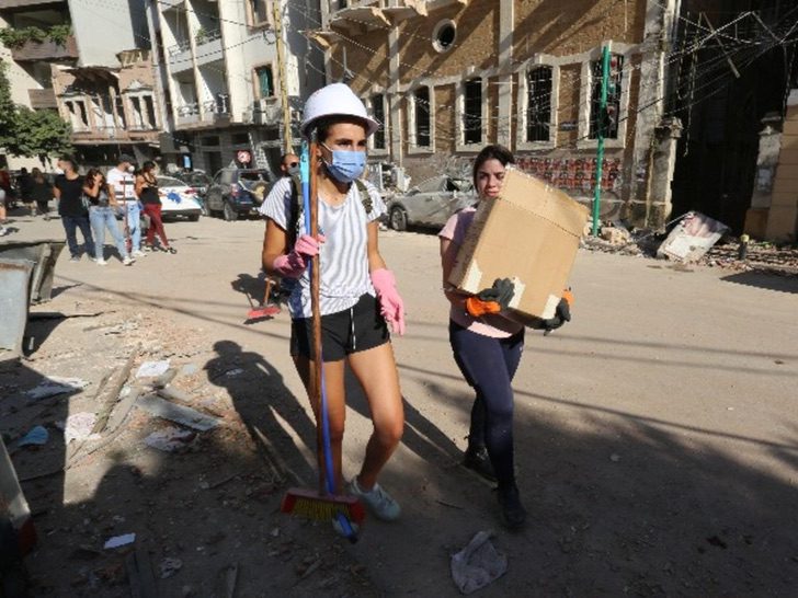 contioutra.com - Jovens do Líbano saem às ruas para limpar e reconstruir Beirute; confira fotos.