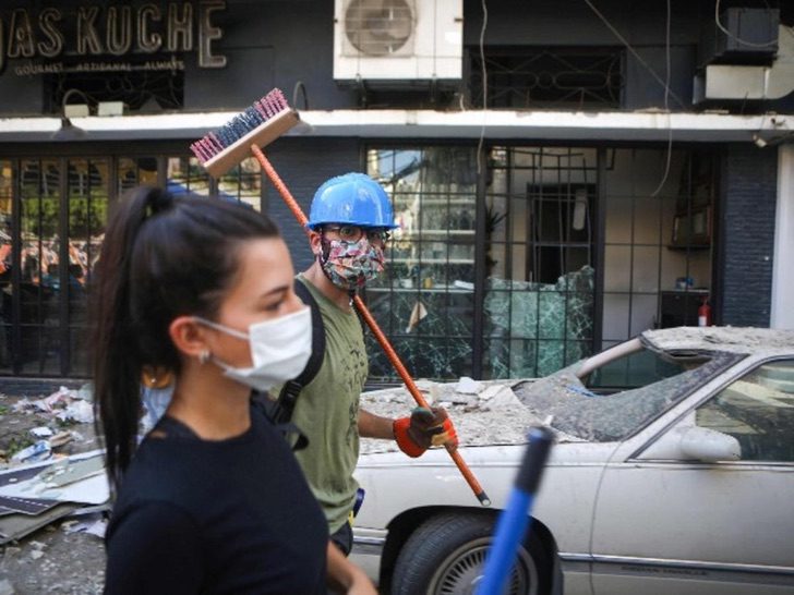 contioutra.com - Jovens do Líbano saem às ruas para limpar e reconstruir Beirute; confira fotos.