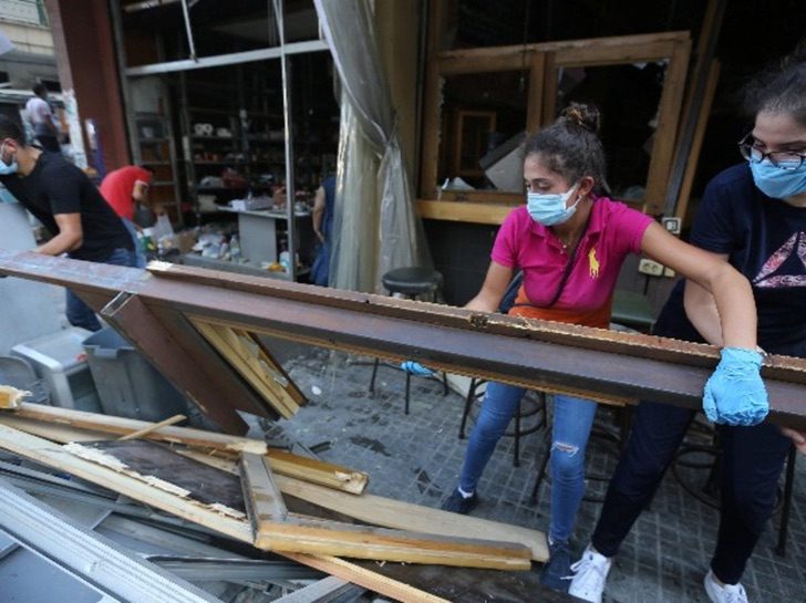 contioutra.com - Jovens do Líbano saem às ruas para limpar e reconstruir Beirute; confira fotos.