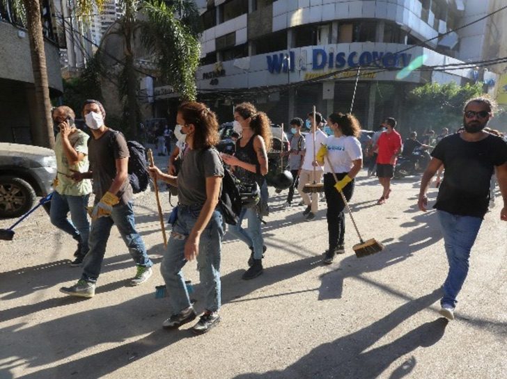 contioutra.com - Jovens do Líbano saem às ruas para limpar e reconstruir Beirute; confira fotos.