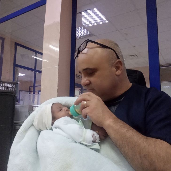 contioutra.com - Herói do dia: Enfermeiro cubano salva bebê usando método da "mãe canguru"