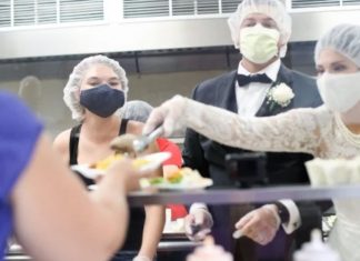 Noivos que tiveram festa impedida pela pandemia decidem servir os comes e bebes a pessoas carentes em abrigo