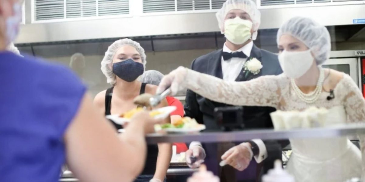 contioutra.com - Noivos que tiveram festa impedida pela pandemia decidem servir os comes e bebes a pessoas carentes em abrigo