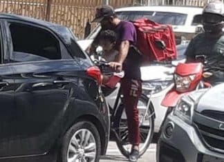 Entregador que trabalha com filha na garupa comove a internet e recebe doações