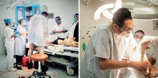 Médico sendo atendido em sala de emergência se levanta da cama para ajudar outro paciente.