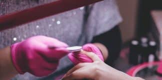 Mulher Infectada com Covid-19 vai a manicure e só avisa um dia depois, por SMS