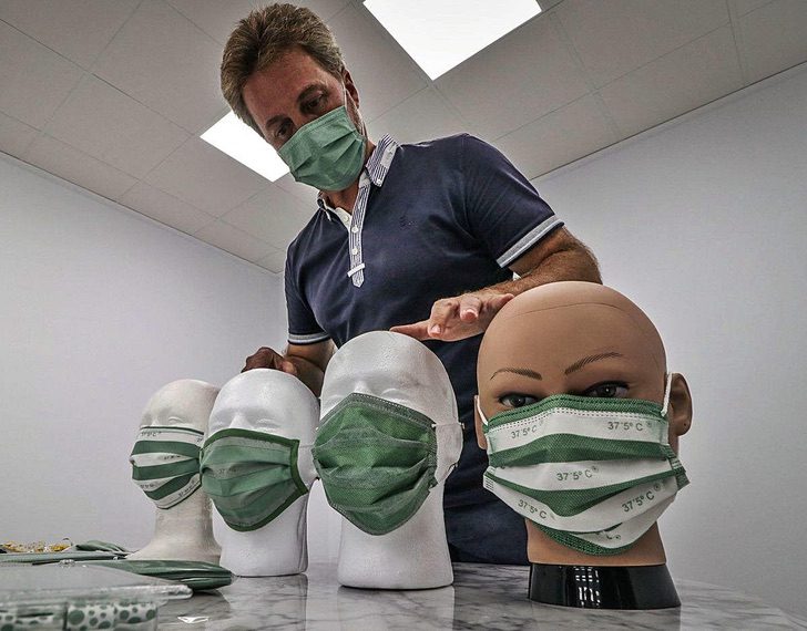 contioutra.com - Empresa espanhola criou uma máscara que muda de cor conforme a febre.