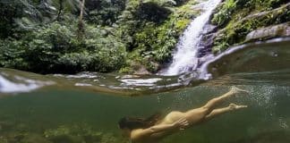 Fotógrafo explora a integração entre as belezas paradisíacas do litoral norte e o corpo feminino em sua forma mais natural