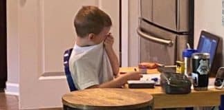 Garotinho causa comoção ao cair no choro durante aula online: “Completamente sobrecarregado”, diz a mãe Garotinho causa comoção ao cair no choro durante aula online: “Completamente sobrecarregado”, diz a mãe