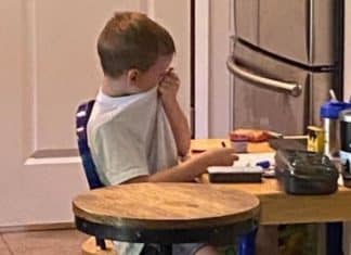 Garotinho causa comoção ao cair no choro durante aula online: “Completamente sobrecarregado”, diz a mãe