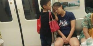Menino usa as mãos como travesseiro para que sua mãe pudesse descansar confortavelmente Menino usa as mãos como travesseiro para que sua mãe pudesse descansar confortavelmente