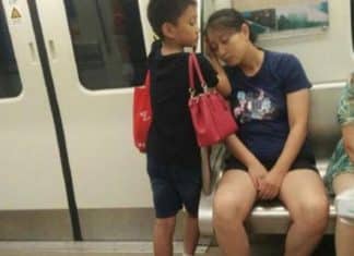 Menino usa as mãos como travesseiro para que sua mãe pudesse descansar confortavelmente