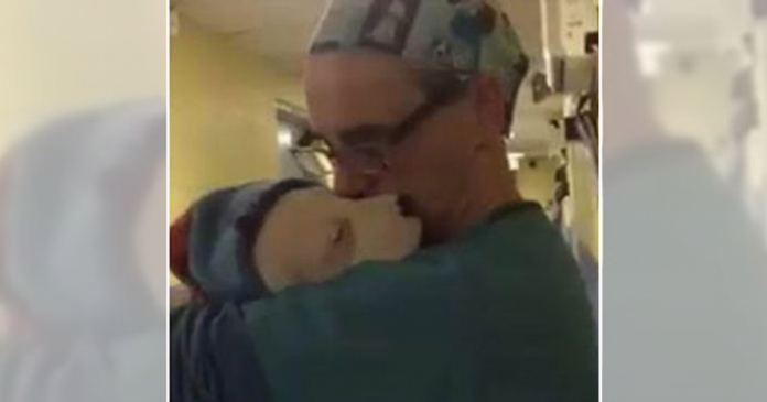 Assista vídeo de veterinário confortando cachorrinha que chorava muito após cirurgia. Um momento único!