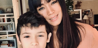 Filho de Danni Suzuki cai de bicicleta em carro de vizinha e deixa bilhetinho comovente