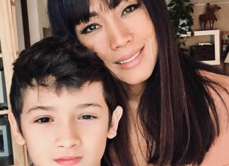 Filho de Danni Suzuki cai de bicicleta em carro de vizinha e deixa bilhetinho comovente