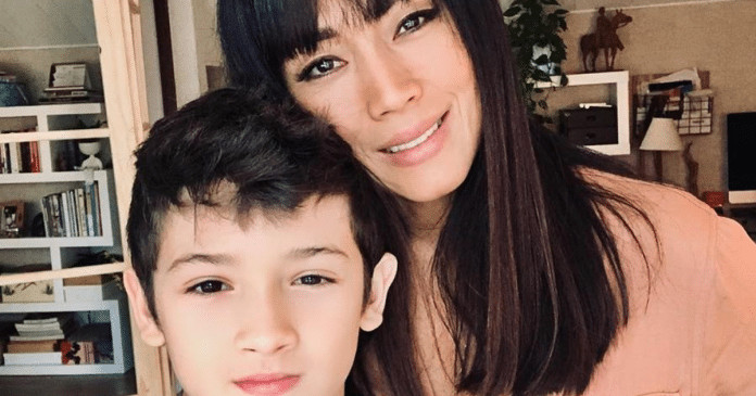 Filho de Danni Suzuki cai de bicicleta em carro de vizinha e deixa bilhetinho comovente