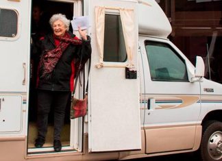 Essa senhora de 82 anos largou tudo para viajar com seu trailer pela América do Sul