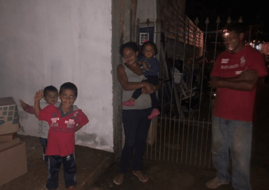 contioutra.com - Moradores de condom&iacute;nio em Sorocaba presenteiam catador de recicl&aacute;veis com um carro