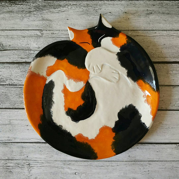 contioutra.com - Nenhum amante de gatos será capaz de resistir a esses pratos de cerâmica decorativos
