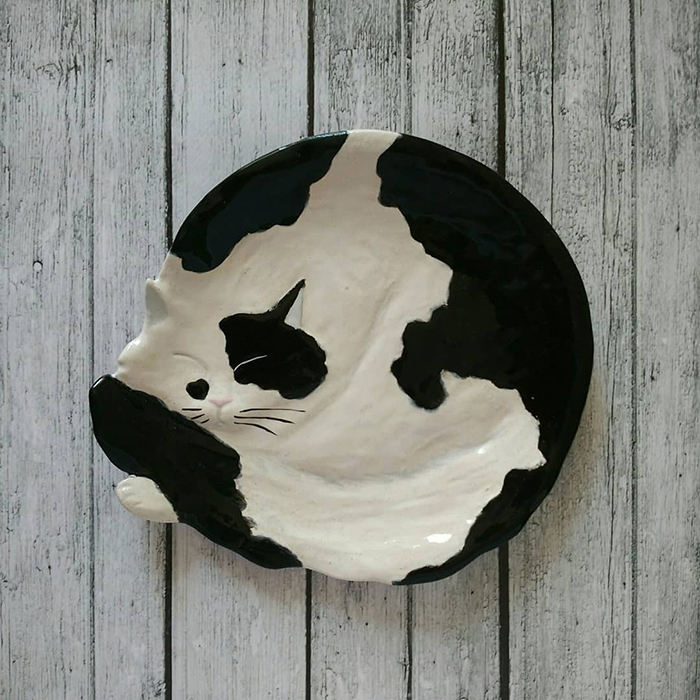 contioutra.com - Nenhum amante de gatos será capaz de resistir a esses pratos de cerâmica decorativos