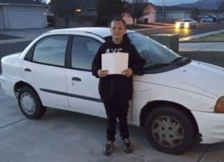 Menino vende seu Xbox e trabalha como jardineiro para comprar um carro para sua mãe