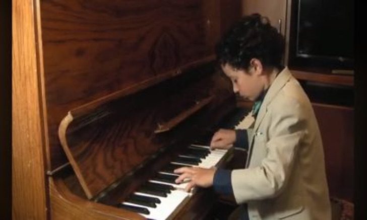 contioutra.com - Garotinho colombiano chega à final de campeonato mundial de piano com apenas 8 anos.