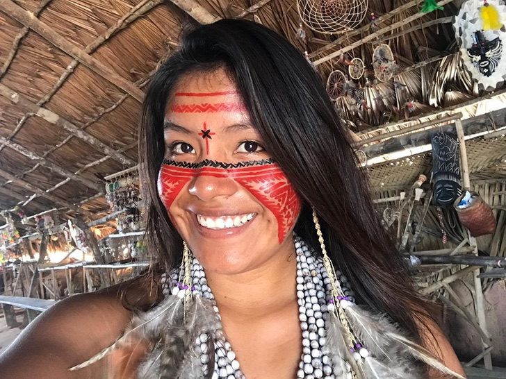 contioutra.com - Jovem indígena se torna influenciadora no TikTok e mostra sua cultura para o mundo.