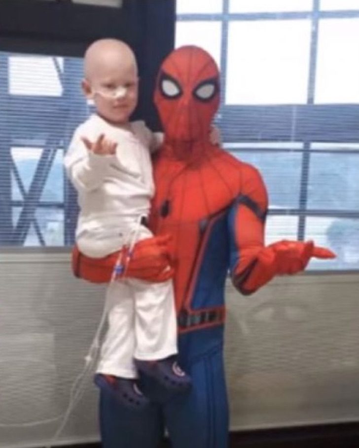 contioutra.com - Papai se veste de Homem-Aranha para comemorar o transplante de sucesso de seu filho. "O doador fui eu", conta.