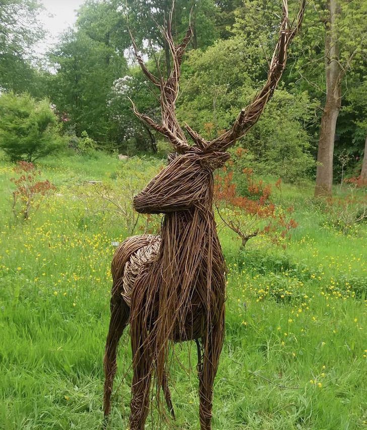contioutra.com - Essa artista cria esculturas cativantes feitas de galhos de árvores. Parece que estão vivas!