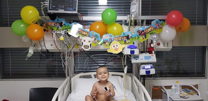 contioutra.com - Pequeno guerreiro: menino de 2 anos recebeu transplante de medula óssea, venceu leucemia e COVID-19