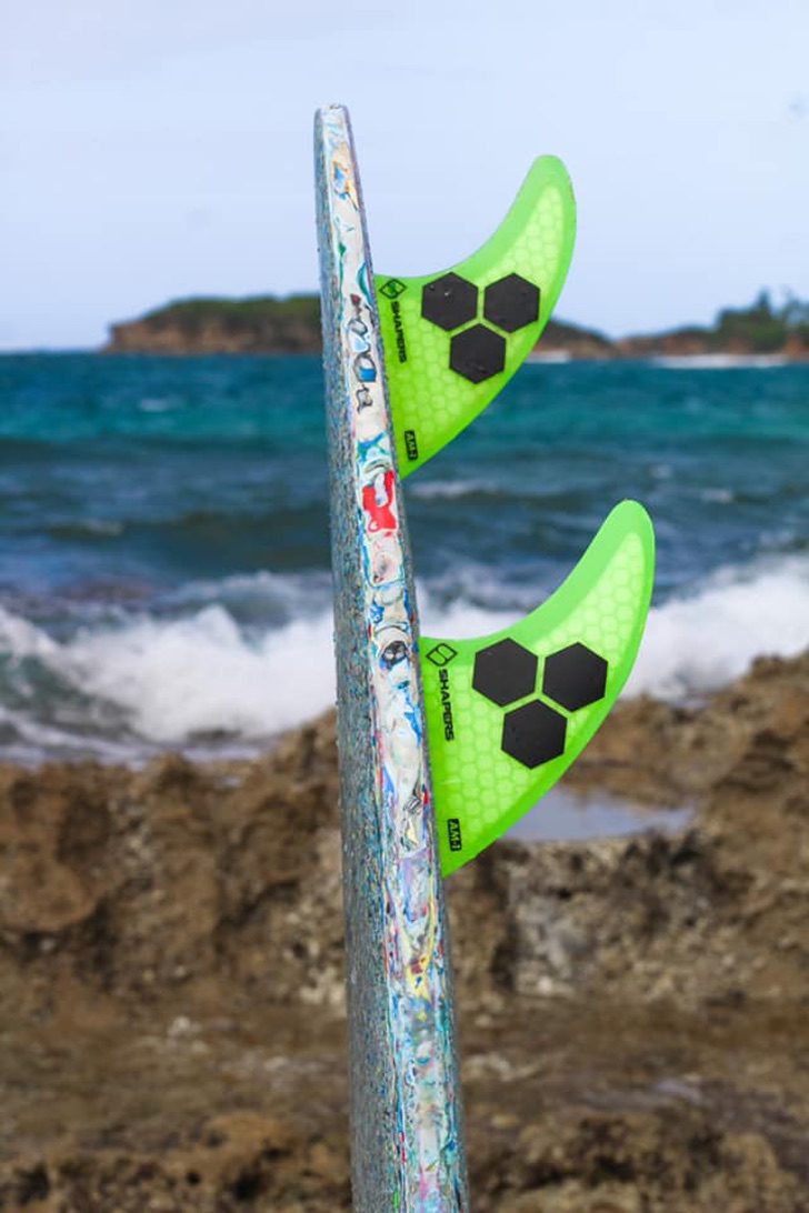 contioutra.com - Jovem surfista recicla plásticos encontrados na praia e faz pranchas sustentáveis.