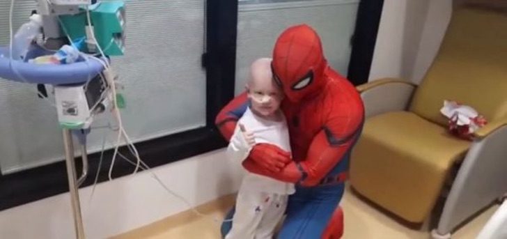 contioutra.com - Papai se veste de Homem-Aranha para comemorar o transplante de sucesso de seu filho. "O doador fui eu", conta.