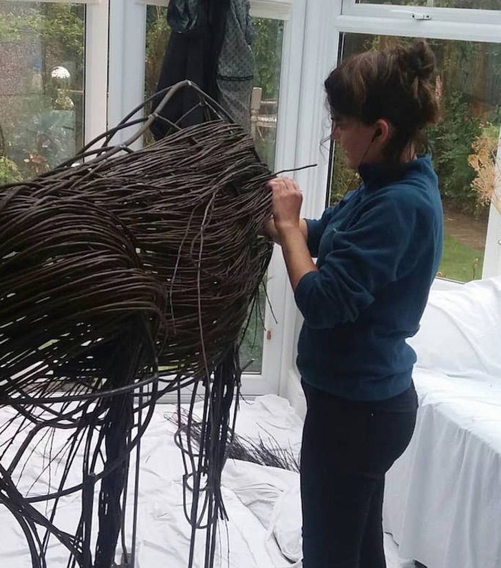 contioutra.com - Essa artista cria esculturas cativantes feitas de galhos de árvores. Parece que estão vivas!