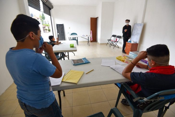 contioutra.com - Jovem universitário dá aulas gratuitas para crianças sem acesso à internet ou televisão.