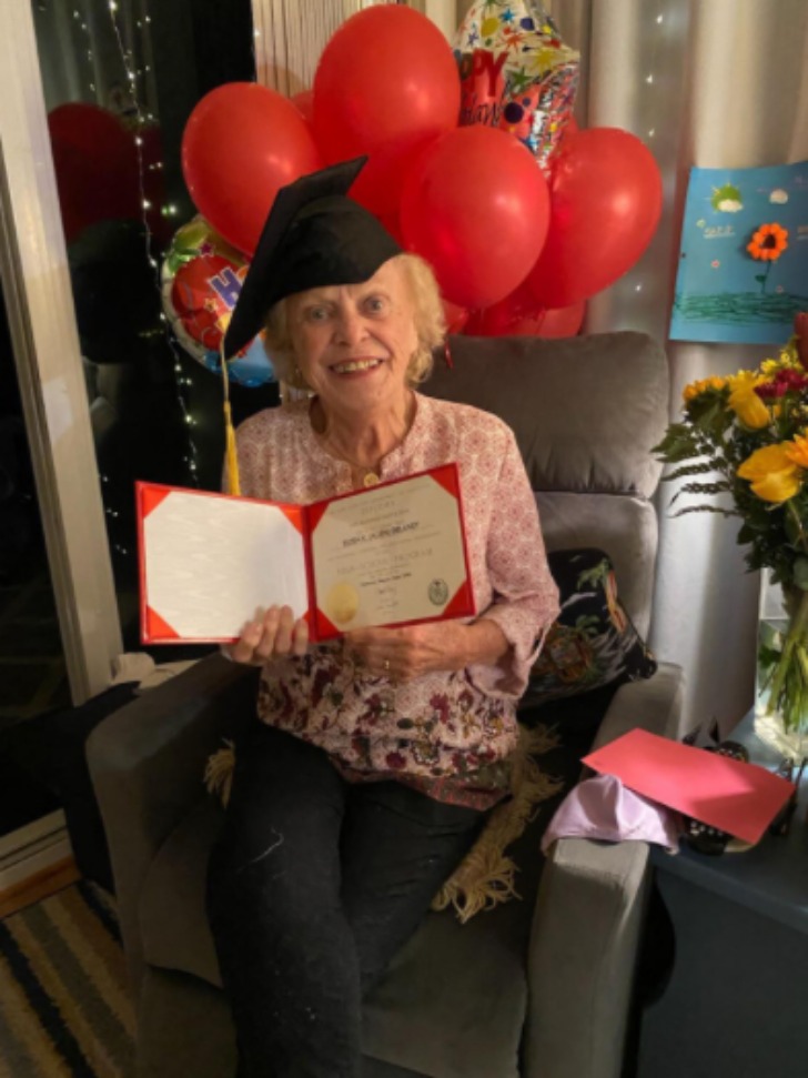 contioutra.com - Vovó de 93 anos recebe seu diploma de graduação com 75 anos de atraso. Ela teve que abandonar a escola