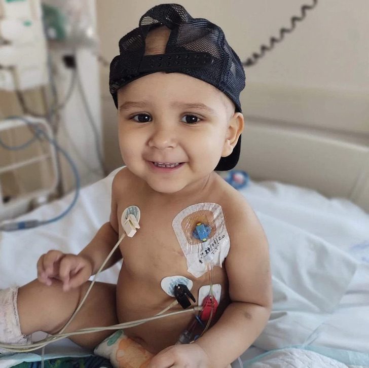 contioutra.com - Pequeno guerreiro: menino de 2 anos recebeu transplante de medula óssea, venceu leucemia e COVID-19