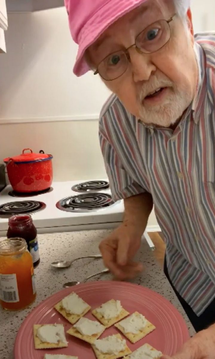 contioutra.com - Vovô de 81 anos luta contra a solidão cozinhando para vídeos no TikTok.
