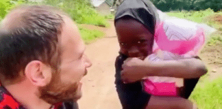 Garotinha órfã da Nigéria ganha sua primeira boneca e tem explosão de alegria Garotinha órfã da Nigéria ganha sua primeira boneca e tem explosão de alegria