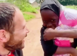 Garotinha órfã da Nigéria ganha sua primeira boneca e tem explosão de alegria