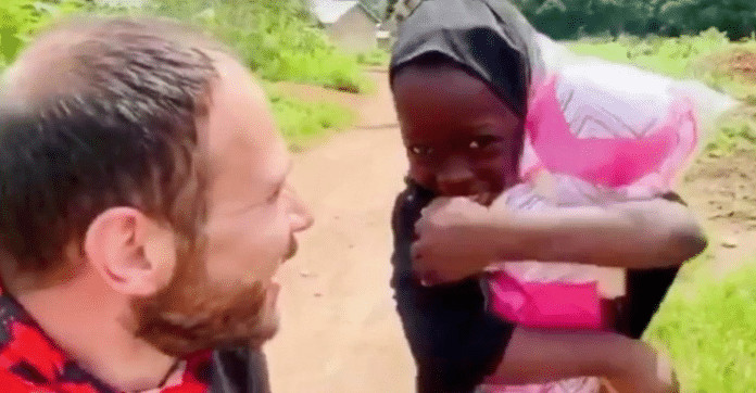 Garotinha órfã da Nigéria ganha sua primeira boneca e tem explosão de alegria